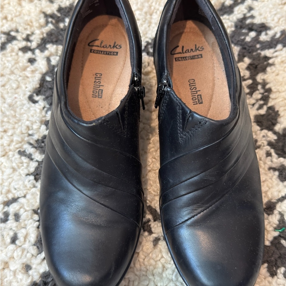 Clarks Black Leather Women’s Comfort Bootie Size 8